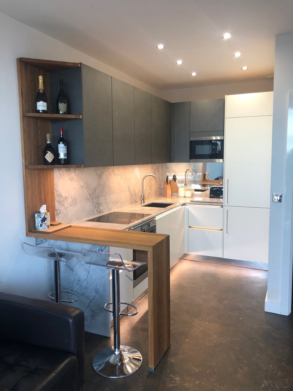 Compact contemporary kitchen, completed work and details, photograph 2