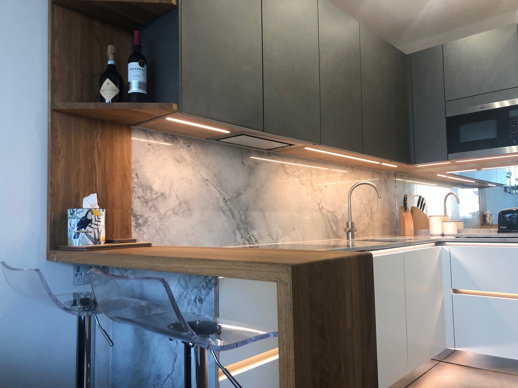 Compact contemporary kitchen, completed work and details, photograph 3