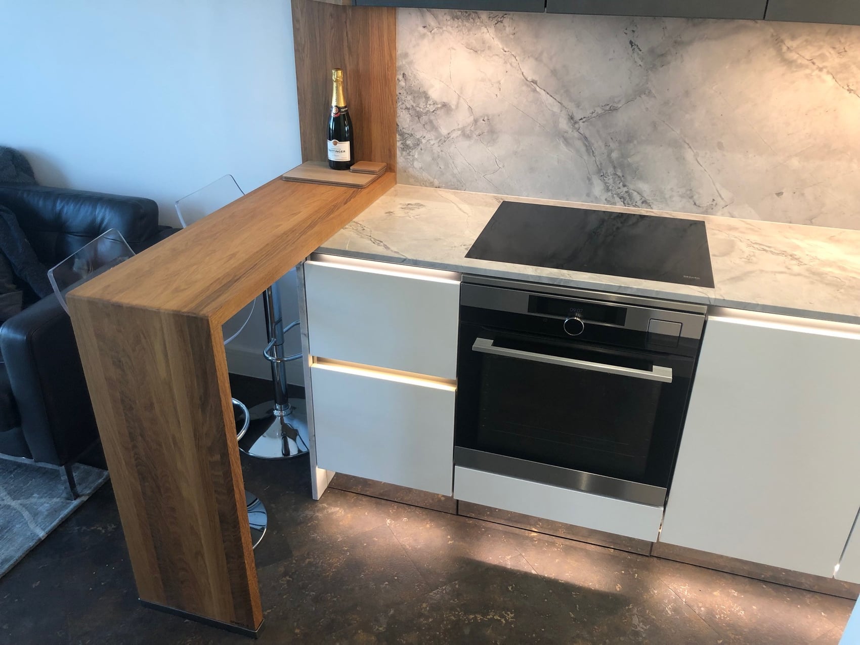 Compact contemporary kitchen, completed work and details, photograph 4
