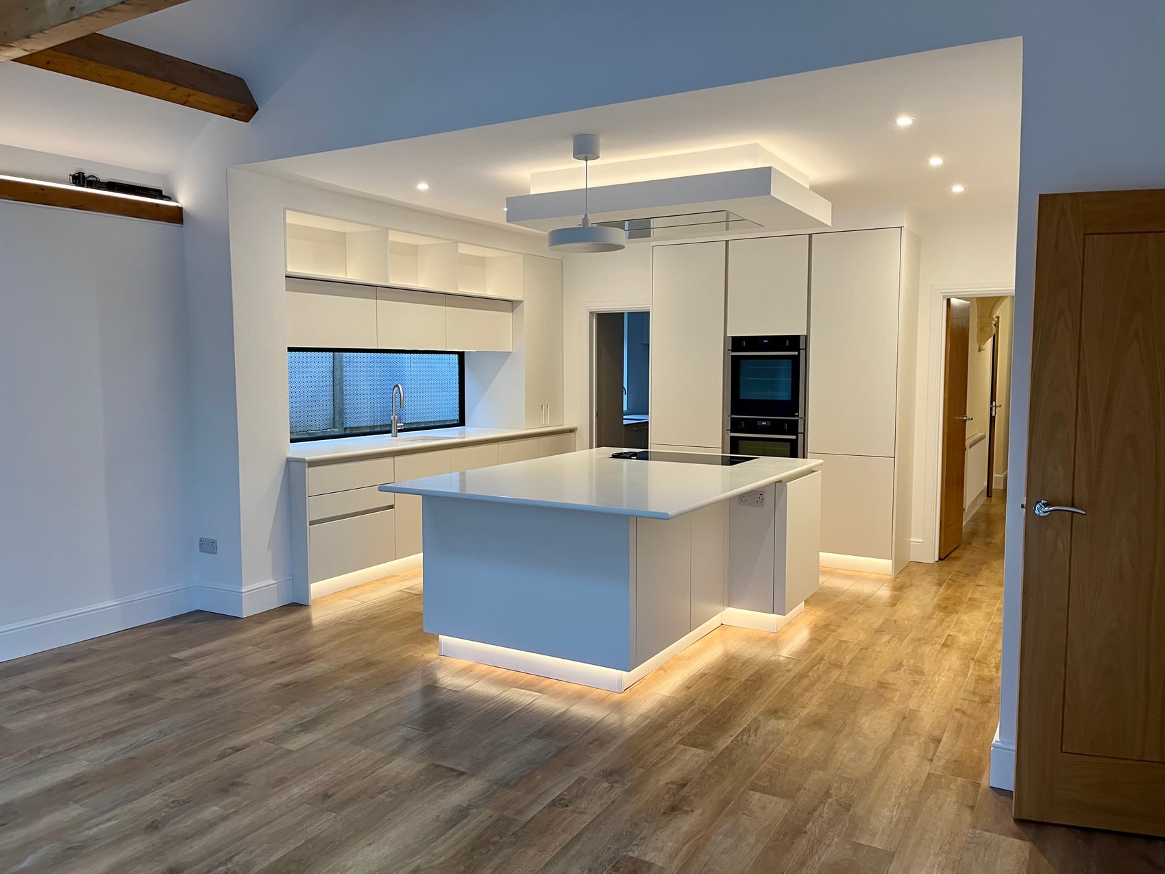 Open-plan kitchen, completed work and details, photograph 1
