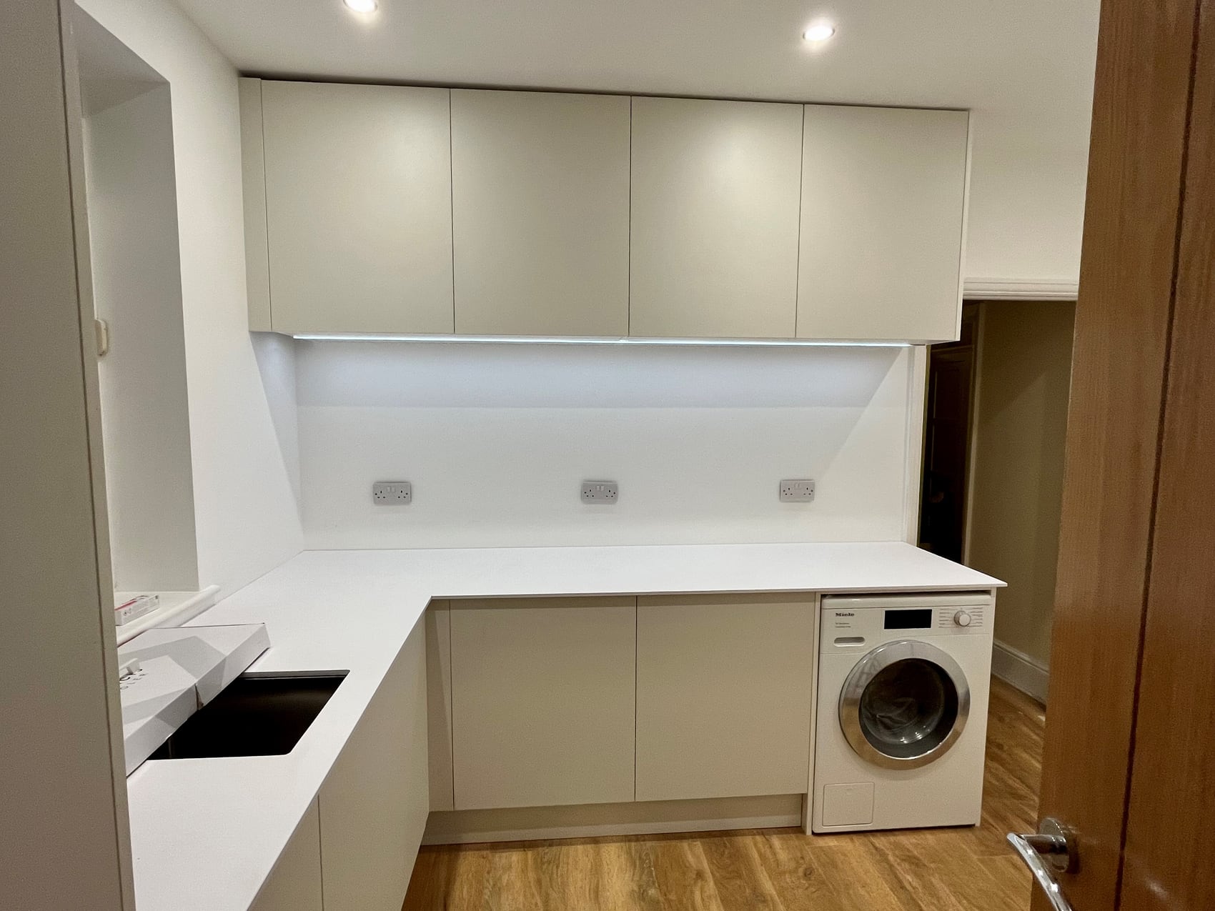 Open-plan kitchen, completed work and details, photograph 4