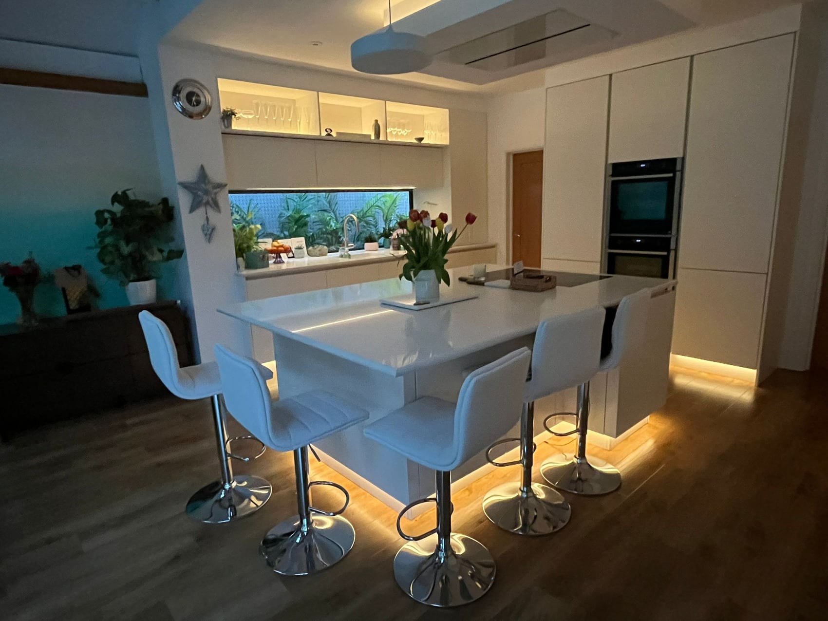 Open-plan kitchen, completed work and details, photograph 2