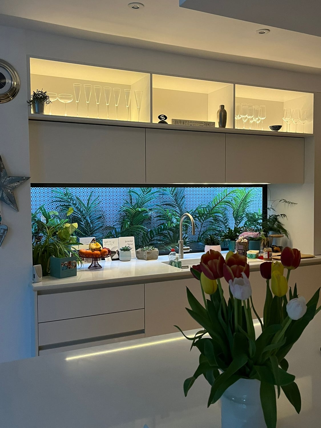 Open-plan kitchen, completed work and details, photograph 3