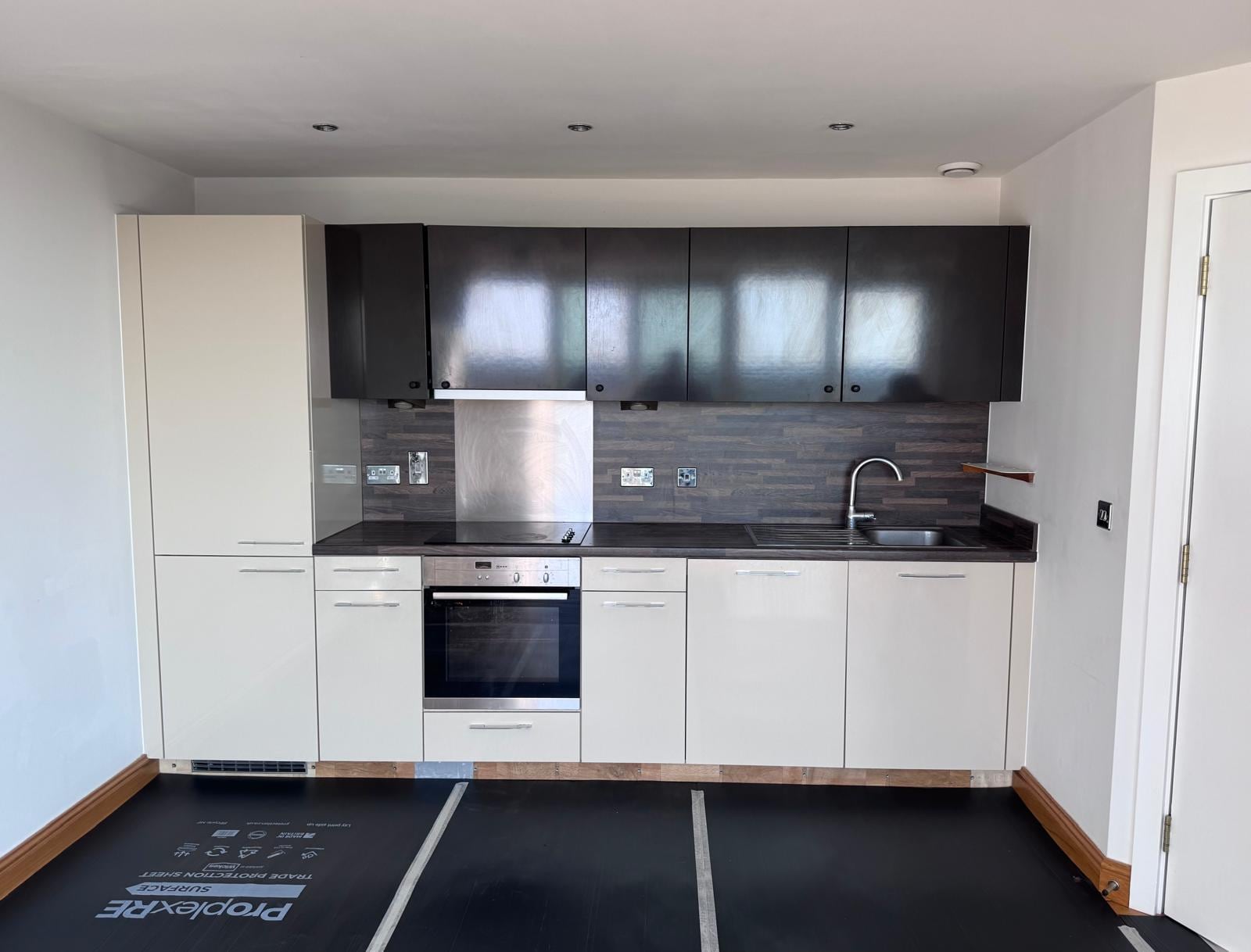 Timber-look kitchen, before renovation, photograph 4