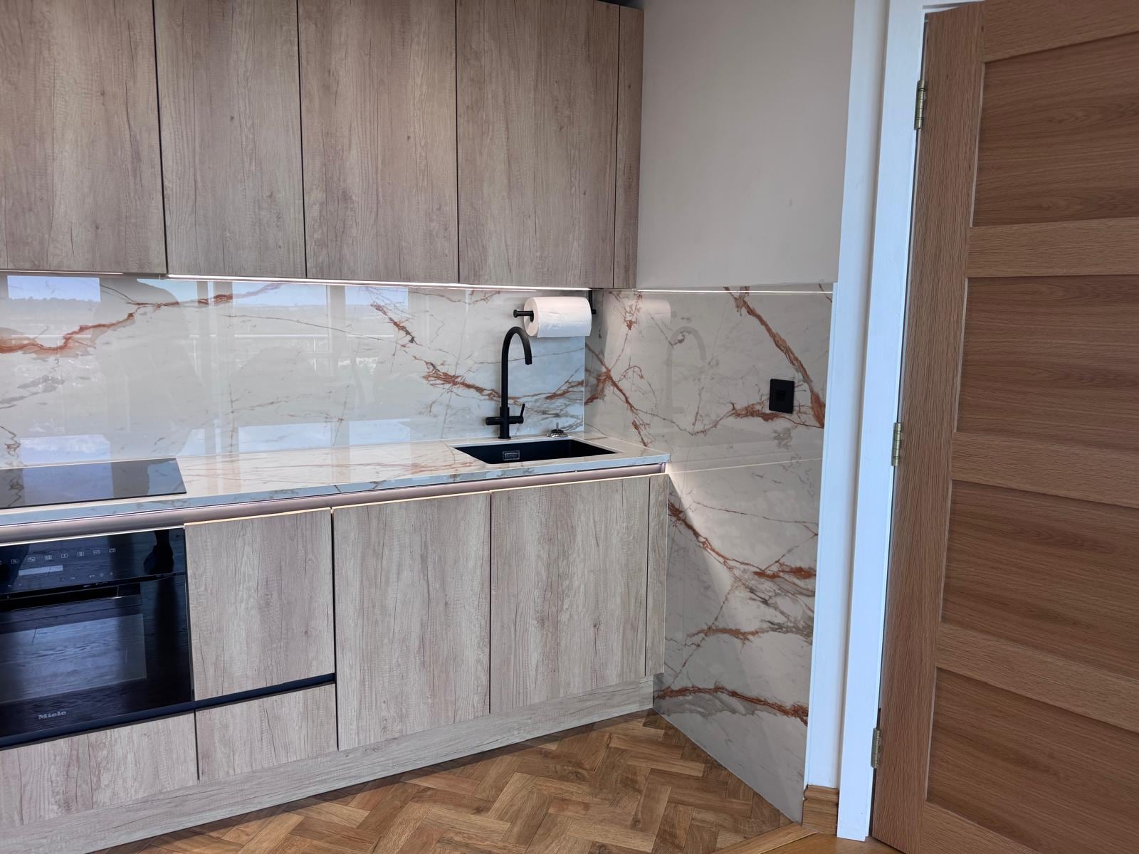Timber-look kitchen, completed work and details, photograph 2