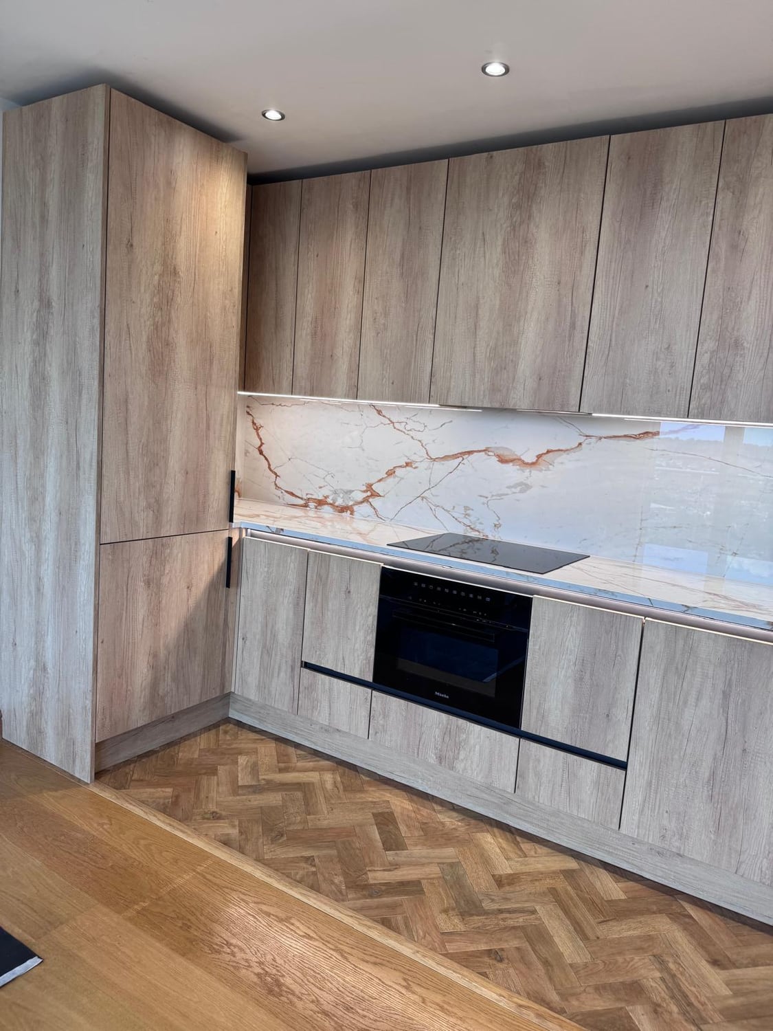 Timber-look kitchen, completed work and details, photograph 3